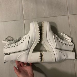 White leather Laced up platform boots, chunky heel and sole thread. Size U7